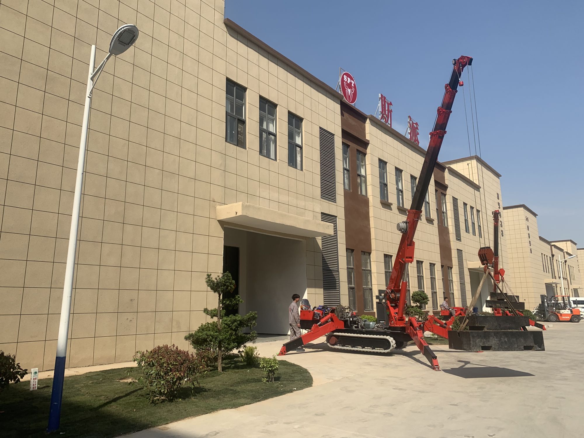 嫩草影院4噸履帶吊車